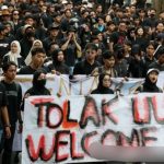 政府大楼遭焚 银行被砸 军警冲突 致数十人受伤-博彩投注网-博彩技巧-博彩策略